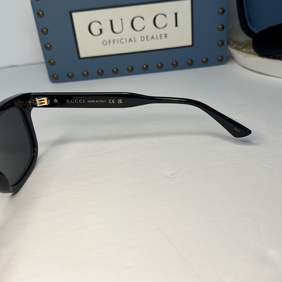 Authentic GUCCI GG0824S 005 square sunglass  black frame with grey lenses - Picture 8 of 13